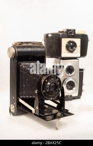 Vintage-Kameras. Sammlung alter analoger Kodak Kameras Stockfoto