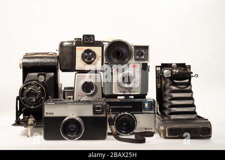 Vintage-Kameras. Sammlung alter analoger Kodak Kameras Stockfoto