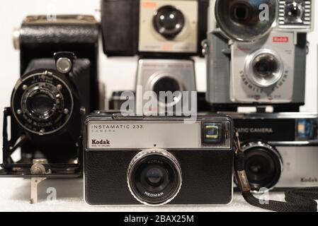 Vintage-Kameras. Sammlung alter analoger Kodak Kameras Stockfoto