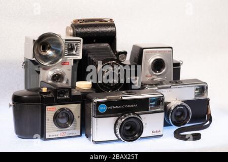 Vintage-Kameras. Sammlung alter analoger Kodak Kameras Stockfoto