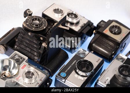 Vintage-Kameras. Sammlung alter analoger Kodak Kameras Stockfoto