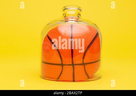 Basketballball in Quarantäne. Sport und Coronavirus minimales kreatives Konzept. Stockfoto