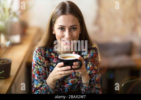 Junge Frau mit Laptop im café Stockfoto