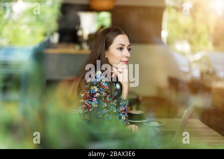 Junge Frau mit Laptop im café Stockfoto