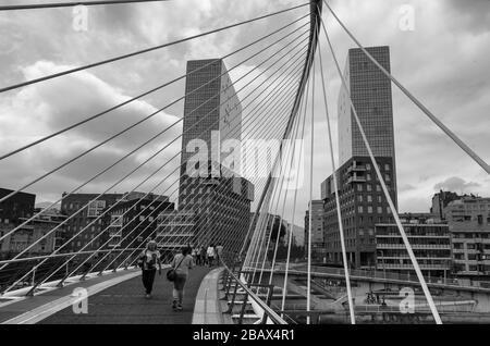 Zubizuri Fußgängerbrücke und Isozaki Atea Wolkenkratzer in Bilbao in Schwarz-Weiß, Baskenland, Spanien Stockfoto