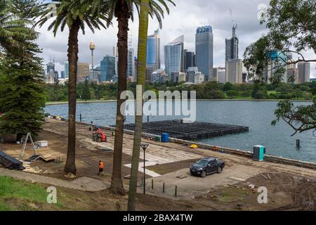 Sydney, Australien. März 2020. Nach dem Rat der australischen Regierung zum COVID-19 Coronavirus hat Opera Australia seine Handa Opera im Hafen von Sydney "La Traviata" vom 31. März bis 26. April spektakulär abgebrochen. Nach wochenlangem Bau einer Wasserbühne mit atemberaubendem Blick auf den Hafen von Sydney und die Skyline von Sydney im Hintergrund wurde die Bühne von einem Skelettpersonal als Bewohner von Sydney selbst isoliert, um die Verbreitung des Virus zu verhindern.Credit: Robert Wallace/Alamy Live News Stockfoto