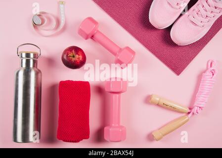 Flach Schuß von Sneakers auf orangem Hintergrund. Stockfoto