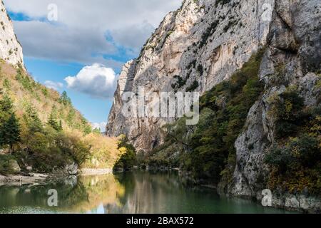 Gola del Furlo, eine schmale Schlucht gebildet durch den Fluss Candigliano in der Provinz Pesaro-Urbino entlang der alten Via Flaminia Route (Italien) Stockfoto