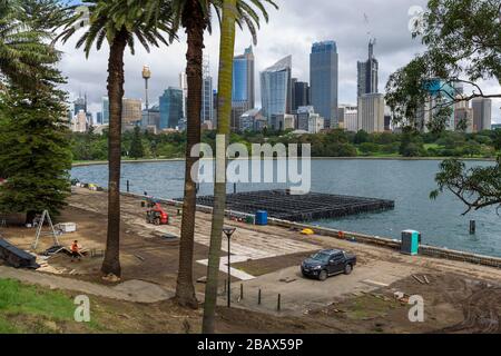 Sydney, Australien. März 2020. Nach dem Rat der australischen Regierung zum COVID-19 Coronavirus hat Opera Australia seine Handa Opera im Hafen von Sydney "La Traviata" vom 31. März bis 26. April spektakulär abgebrochen. Nach wochenlangem Bau einer Wasserbühne mit atemberaubendem Blick auf den Hafen von Sydney und die Skyline von Sydney im Hintergrund wurde die Bühne von einem Skelettpersonal als Bewohner von Sydney selbst isoliert, um die Ausbreitung des Virus zu verhindern. Kredit: Robert Wallace/Alamy Live News Stockfoto