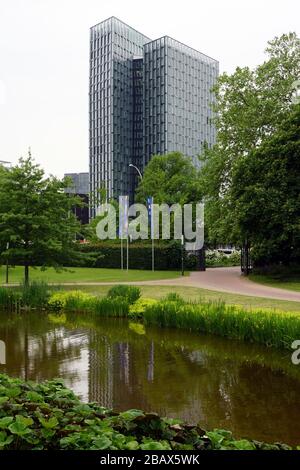 Blick von großen Wallanlagen auf das Doppel-X-Hochhaus in Sankt Pauli, Hamburg, Deutschland Stockfoto