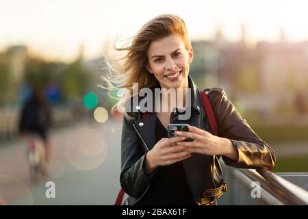 Porträt einer schönen jungen Frau bei Sonnenuntergang Stockfoto