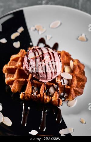 Wiener Waffeln mit Eis und Kaffee. Wunderschönes Dessertbild mit Lettenkaffee. Dessertkonzept, süßes Leben. Lebensmittelfoto, Kopierbereich, grau Stockfoto