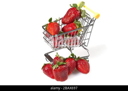 Frische süße Erdbeeren im Warenkorb, isoliert auf weißem Hintergrund. Nahaufnahme: Organische Erdbeeren Stockfoto