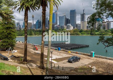 Sydney, Australien. März 2020. Nach dem Rat der australischen Regierung zum COVID-19 Coronavirus hat Opera Australia seine Handa Opera im Hafen von Sydney "La Traviata" vom 31. März bis 26. April spektakulär abgebrochen. Nach wochenlangem Bau einer Wasserbühne mit atemberaubendem Blick auf den Hafen von Sydney und die Skyline von Sydney im Hintergrund wurde die Bühne von einem Skelettpersonal als Bewohner von Sydney selbst isoliert, um die Ausbreitung des Virus zu verhindern. Kredit: Robert Wallace/Alamy Live News Stockfoto