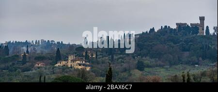 Das alte Schloss erhebt sich über Gärten in den Außenbezirken von Florenz Stockfoto