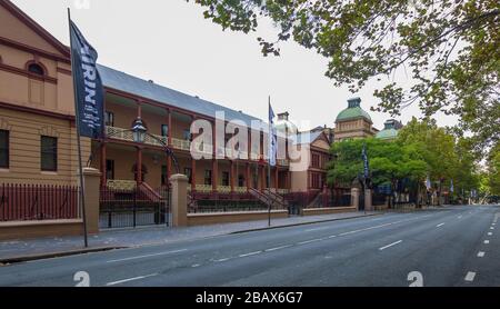 Sydney, Australien. März 2020. NSW-Parlament in Sydney, Australien, als Bewohner Sydneys sich selbst isolieren, um die Verbreitung des COVID-19 Coronavirus zu verhindern. Das Gebäude ist an der Macquarie Street im CBD von Sydney, einer der meistbefahrenen Straßen Sydneys, die auch leer aus Autos und Verkehr aussieht, betäubt. Kredit: Robert Wallace/Alamy Live News Stockfoto