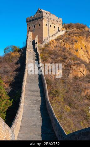 Vertikales Foto der Jinshanling-Mauer in der Nähe von Peking, China. Stockfoto