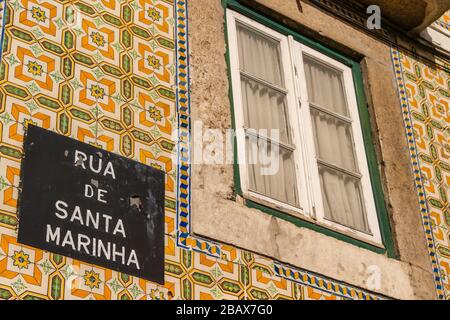 Lisbon Hausfassade mit Azulejos Keramikfliesen Stockfoto