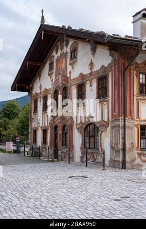 Freskengemälde eines alten Hauses in der Innenstadt von Oberammergau, Bayern/Deutschland Stockfoto