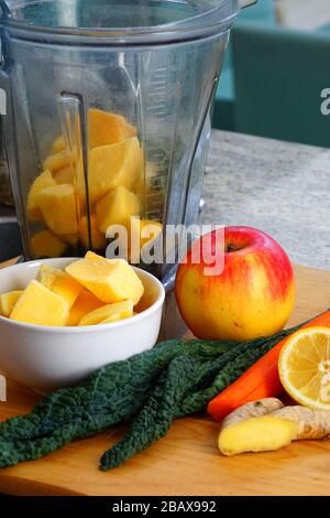 Frische Kale, apfel, Karotte und Ingwergrün machen Smoothie Stockfoto