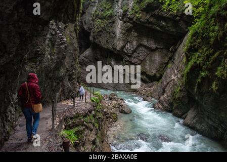 Wanderung durch die Partnachschlucht bei Garmisch-Partenkirchen, Oberbayern, Deutschland Stockfoto