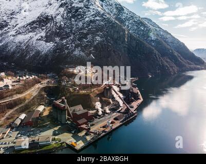 Illmenit-Schmelzerei am Ufer des Fjords, Tyssedal, Norwegen. Stockfoto