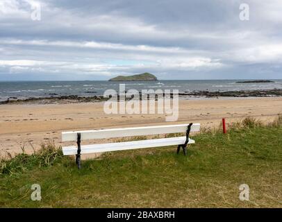 Leerer Strand in North Berwick, East Lothian, Schottland, aufgrund der Bedrohung durch Coronavirus. Stockfoto