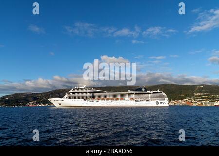 Kreuzfahrtschiff MSC Poesia, das den Hafen von Bergen, Norwegen verlässt. Stockfoto