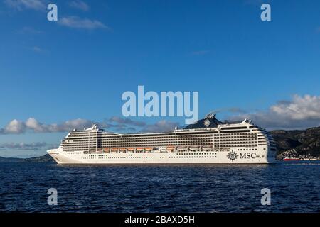 Kreuzfahrtschiff MSC Poesia, das den Hafen von Bergen, Norwegen verlässt. Stockfoto