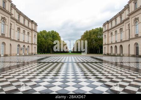 Hinterhof des Schlosses Herrenchiemsee auf der Insel Herrenchiemsee bei Regen, Chiemsee, Bayern, Deutschland Stockfoto