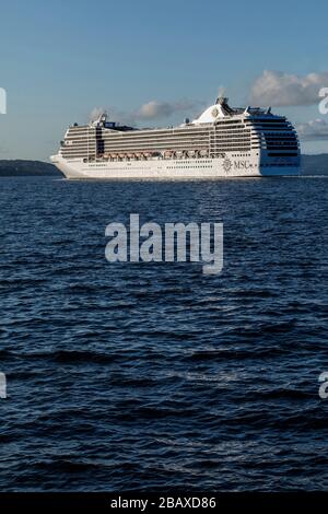 Kreuzfahrtschiff MSC Poesia, das den Hafen von Bergen, Norwegen verlässt. Stockfoto