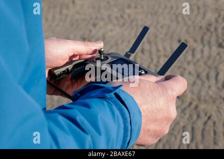 Hände mit Regler der Drohne Stockfoto