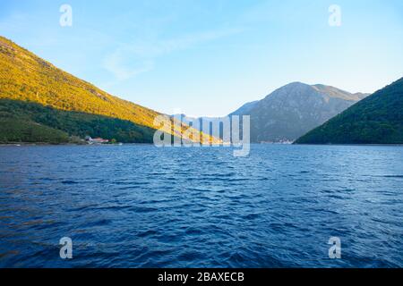 Die Landschaft der Wasserbucht mit Bergen Stockfoto