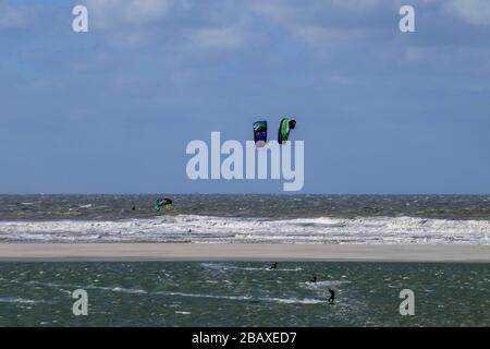 Kitesurfer am Zandmotorsee bei Kijkduin, DEN HAAG, Holland Stockfoto