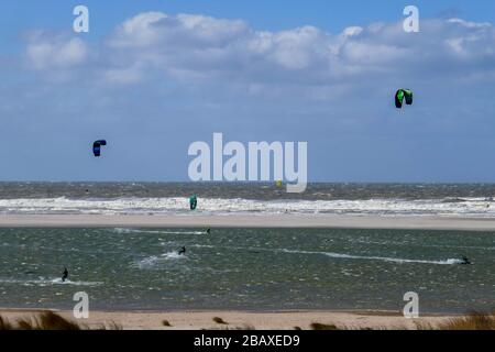 Kitesurfer am Zandmotorsee bei Kijkduin, DEN HAAG, Holland Stockfoto