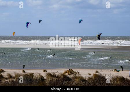 Kitesurfer am Zandmotorsee bei Kijkduin, DEN HAAG, Holland Stockfoto