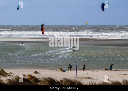 Kitesurfer am Zandmotorsee bei Kijkduin, DEN HAAG, Holland Stockfoto