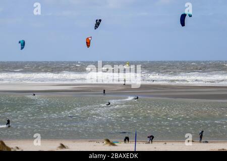 Kitesurfer am Zandmotorsee bei Kijkduin, DEN HAAG, Holland Stockfoto