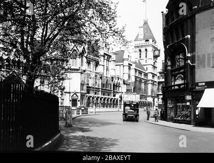 Außenansicht der Royal Courts of Justice, gemeinhin auch The Law Courts genannt, vom Strand, London, England, 1921. (Foto von Burton Holmes) Stockfoto