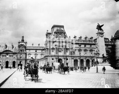 Fußgänger und Pferdekutschen auf dem Place du Carrousel in der Nähe des Louvre und Denkmal für Gambetta, Paris, Frankreich, 1895. (Foto von Burton Holmes) Stockfoto