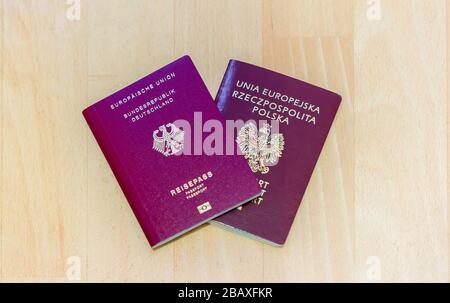 Ein deutscher und ein polnischer Pass - ein Konzept der doppelten Staatsbürgerschaft Stockfoto