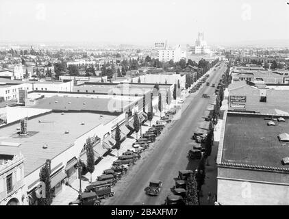 Von der First National Bank, Beverly Hills, Kalifornien, 1931, Blick auf den Wilshire Boulevard. Das Fox Beverly Theater und das California Bank Building sind in der Ferne zu sehen. Stockfoto