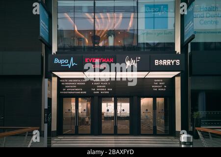 Das lokale Kino in Canary Wharf schloss aufgrund der sozialen Distanzierung der nationalen Regierung bei der Eröffnung von nicht essentiellen Unternehmen in London Stockfoto