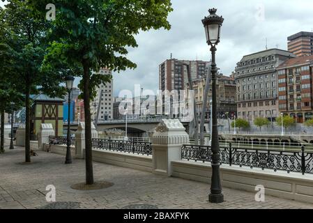 Promenade am Fluss Nervion mit der Arenalbrücke und dem Bahnhof Bilbao-Abando Stockfoto