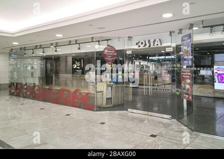 Das Coffee Bar Store in Canary Wharf schloss aufgrund der sozialen Beschränkungen der nationalen Regierung für nicht essentielle Geschäfte, die in London eröffnet wurden Stockfoto