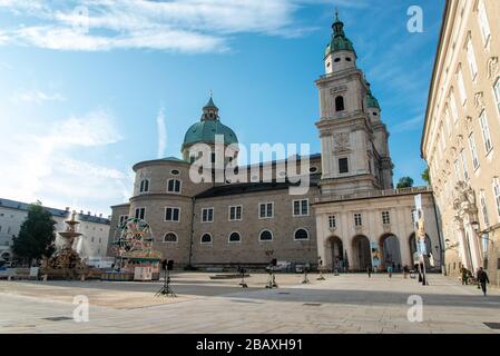 Am frühen Morgen am Salzburger Residenz, Blick auf den Dom, Residenz in der rechten Ecke, Salzburg, Österreich/Europa Stockfoto