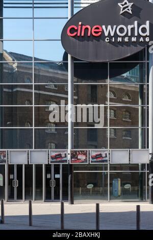 Das lokale Kino in Canary Wharf schloss aufgrund der sozialen Distanzierung der nationalen Regierung bei der Eröffnung von nicht essentiellen Unternehmen in London Stockfoto