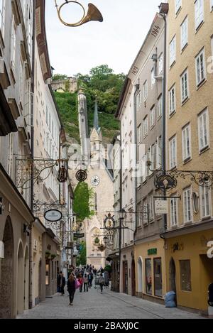 Die Getreidegasse in Salzburg, Straße des Geburtshauses von Amadeus Mozart, Salzburg/Österreich, Europa Stockfoto