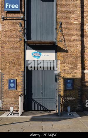 Das Museum of Docklands in Canary Wharf schloss aufgrund der sozialen Distanzierung der nationalen Regierung, die Beschränkungen für nicht essentielle Geschäfte, die in London eröffnet wurden, auferlegt hatte Stockfoto