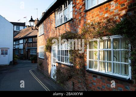 Talbot Lane, eine enge Durchgangsstraße im Westen des Market Square in Horsham, West Sussex, England, Großbritannien Stockfoto